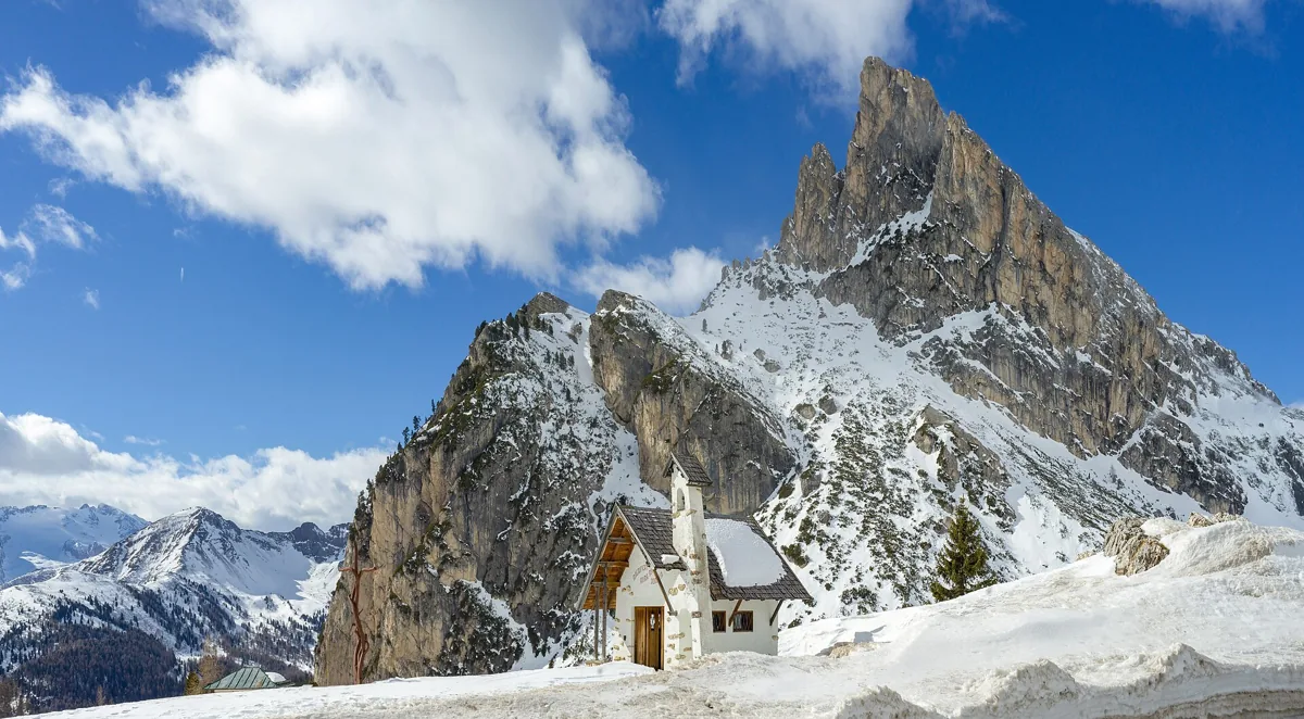 Horská kaple u Passo Falzarego v Dolomitech poblíž Cortiny d'Ampezzo
