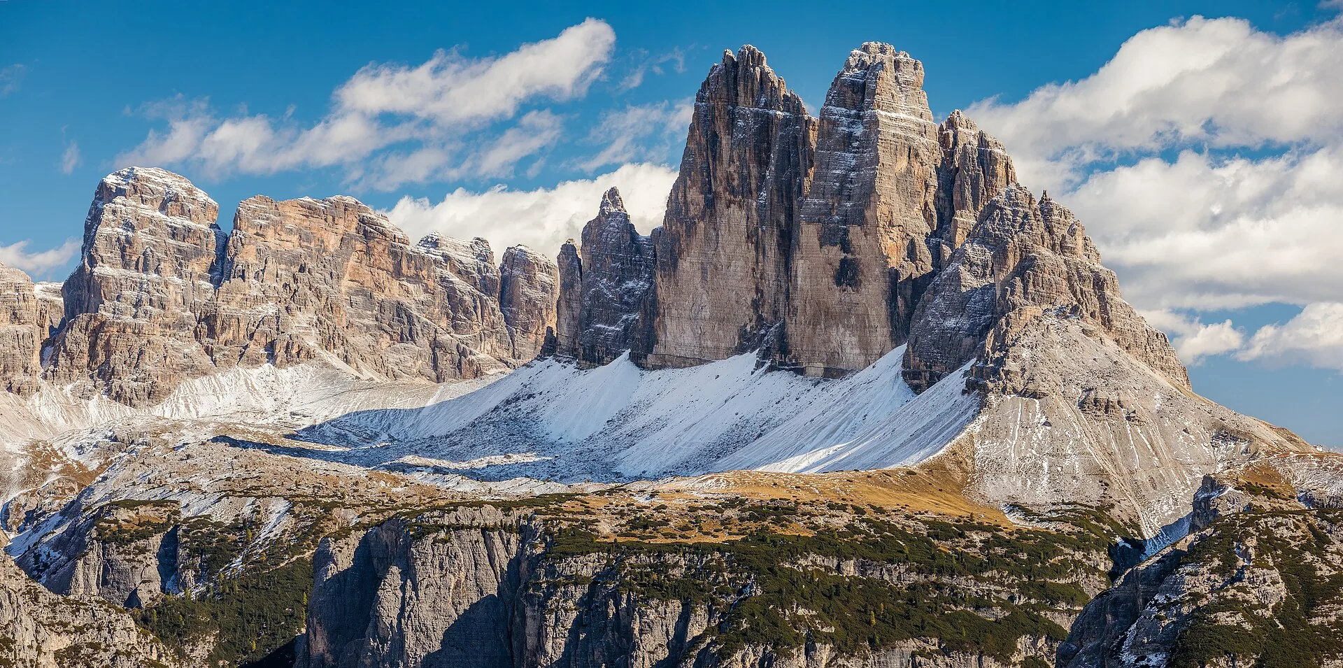 Tři vrcholy Tre Cime di Lavaredo tyčící se proti modré obloze v Dolomitech, Itálie