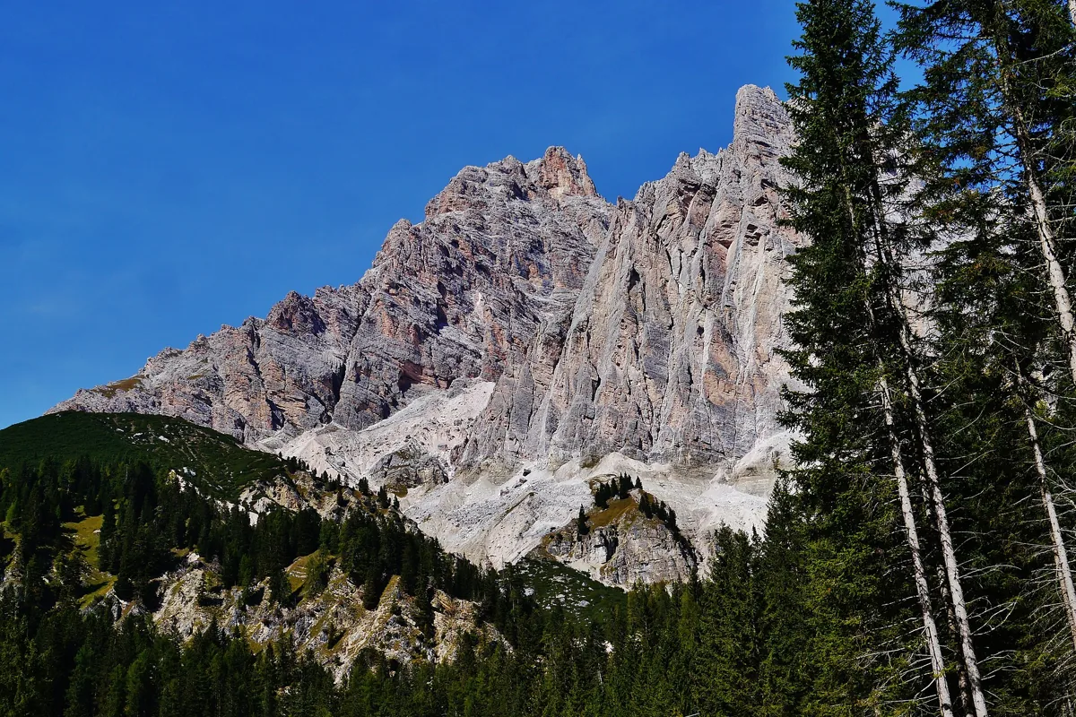 Silnice přes Passo Tre Croci vinoucí se mezi vrcholy Dolomit